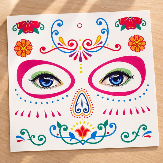 Tatouage éphémère coloré inspiré de la Catrina et du Día de los Muertos, avec yeux bleus, fleurs et motifs décoratifs multicolores.