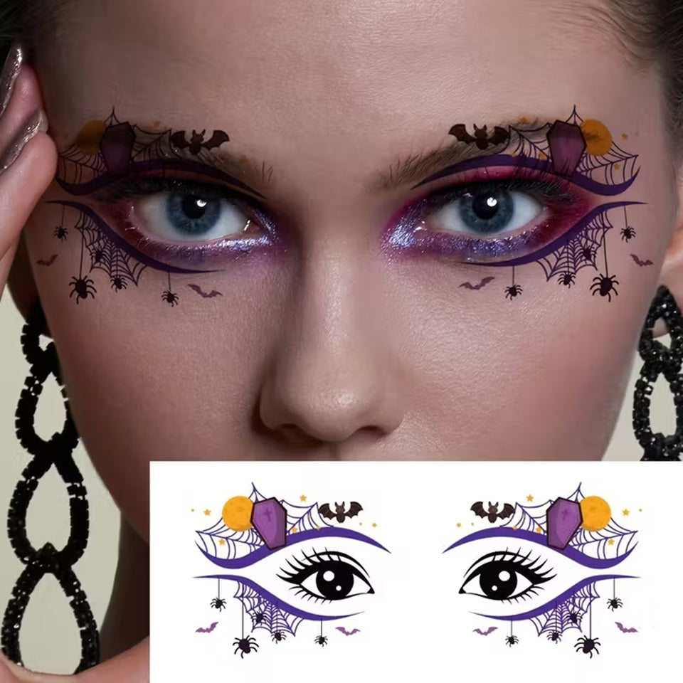 des tatouages éphémères pour le visage inspirés d'Halloween avec des motifs de citrouilles, de chauve-souris, de fantômes et d'araignées. Ils sont pratiques et faciles à utiliser et restent longtemps en place.