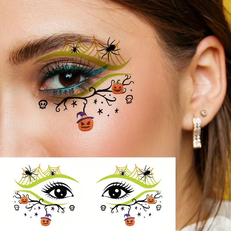 des tatouages éphémères pour le visage inspirés d'Halloween avec des motifs de citrouilles, de chauve-souris, de fantômes et d'araignées. Ils sont pratiques et faciles à utiliser et restent longtemps en place.