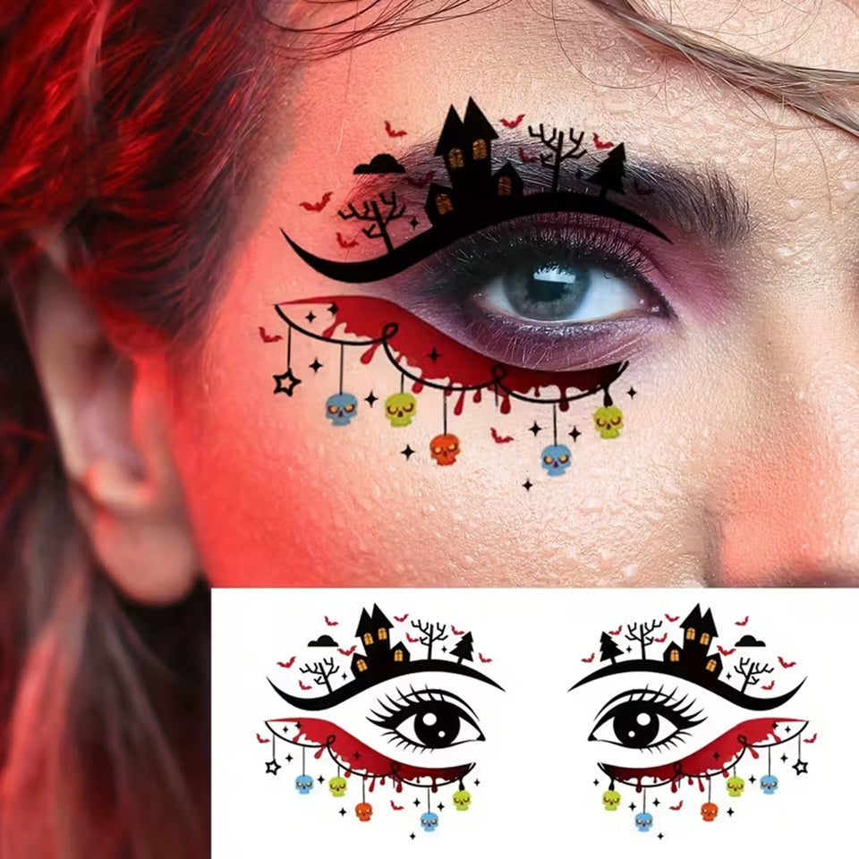 des tatouages éphémères pour le visage inspirés d'Halloween avec des motifs de citrouilles, de chauve-souris, de fantômes et d'araignées. Ils sont pratiques et faciles à utiliser et restent longtemps en place.