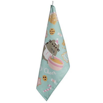 un torchon en coton au motif de Pusheen hyper mignon et coloré. Sur le thème de Noël, il y a des cookies, des sapins, des bonhommes en pain d'épices typiques de la saison hivernale.