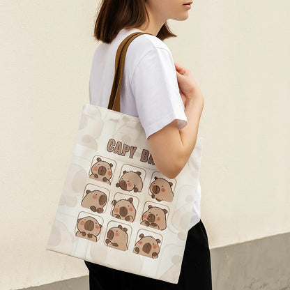 un joli tote bag inspiré des capybara. Illustré de plusieurs cases dans lesquelles se trouve un capybara différent à chaque fois, il est adorable ! En polyester, il est résistant et durable.