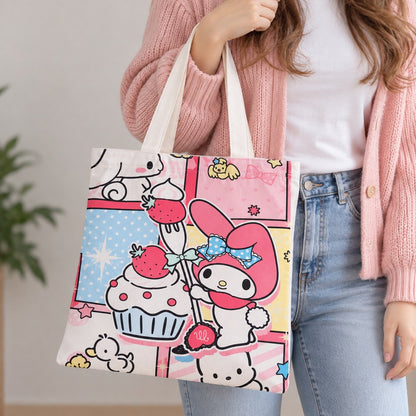 Sac tote bag My Melody kawaii aux couleurs pastel, porté à la main par une femme, avec motifs fraises, cupcake et personnages adorables.