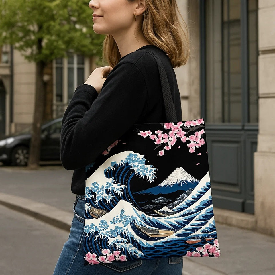 un superbe tote bag représentant la vague de kanagawa entourée de branches de sakura en fleurs. L'ensemble est poétique et élégant. Le sac est pratique et tendance.