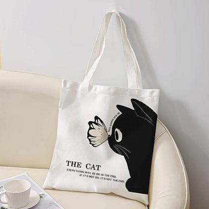 un tote bag léger et mignon en polyester représentant un adorable chat noir et un  joli papillon posé sur sa truffe. L'ensemble est poétique et tendre.