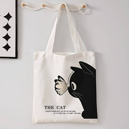 un tote bag léger et mignon en polyester représentant un adorable chat noir et un  joli papillon posé sur sa truffe. L'ensemble est poétique et tendre.