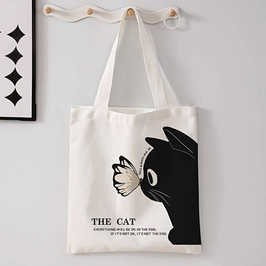 un tote bag léger et mignon en polyester représentant un adorable chat noir et un  joli papillon posé sur sa truffe. L'ensemble est poétique et tendre.