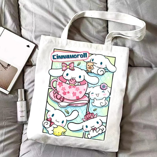 un tote bag léger et pratique représentant Cinnamoroll de Sanrio dans des poses et expressions variées et mignonnes. On retrouve le charme de Cinnamoroll avec des couleurs tendre et pastel.