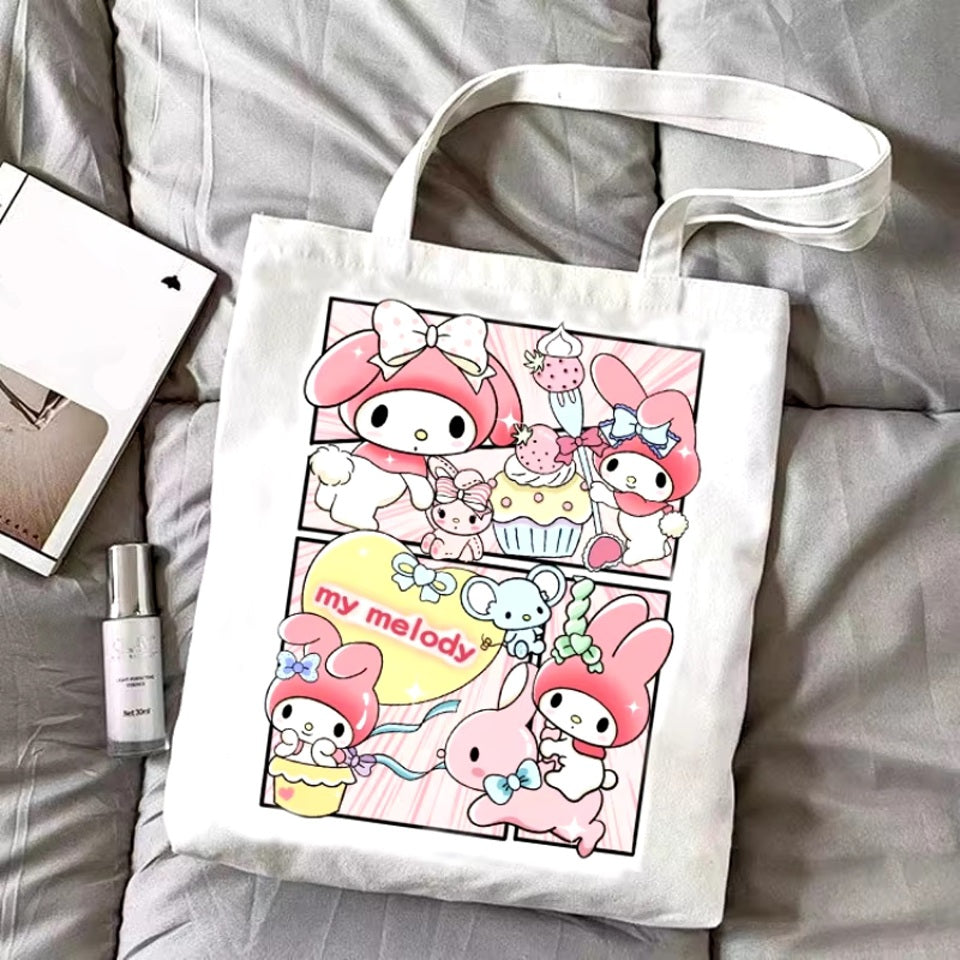 un joli tote bag inspiré de My Melody de Sanrio. On la retrouve dans des illustrations pleine de gourmandises, de gentillesse et de mignonneries.