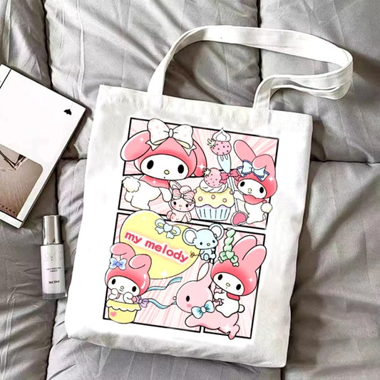 un joli tote bag inspiré de My Melody de Sanrio. On la retrouve dans des illustrations pleine de gourmandises, de gentillesse et de mignonneries.