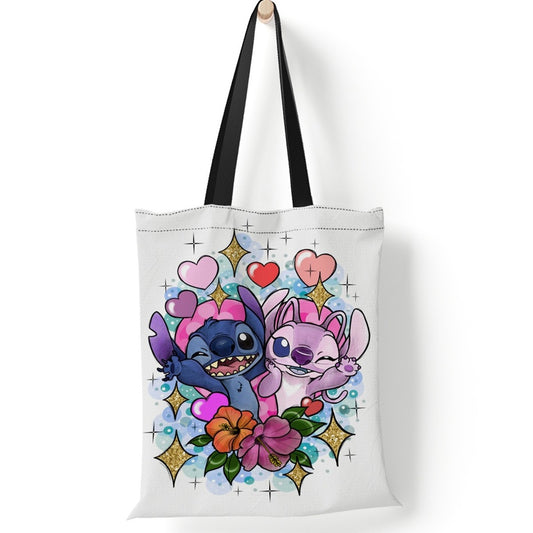 un tote bag représentant Stitch et Angel qui sont heureux d'être ensemble. Ils sont entourés d'étoiles et de coeurs pour représenter leur amour, amitié.