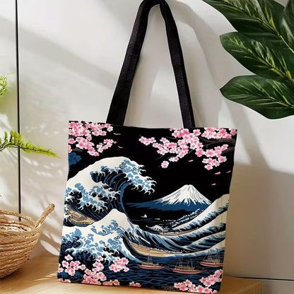 un superbe tote bag représentant la vague de kanagawa entourée de branches de sakura en fleurs. L'ensemble est poétique et élégant. Le sac est pratique et tendance.