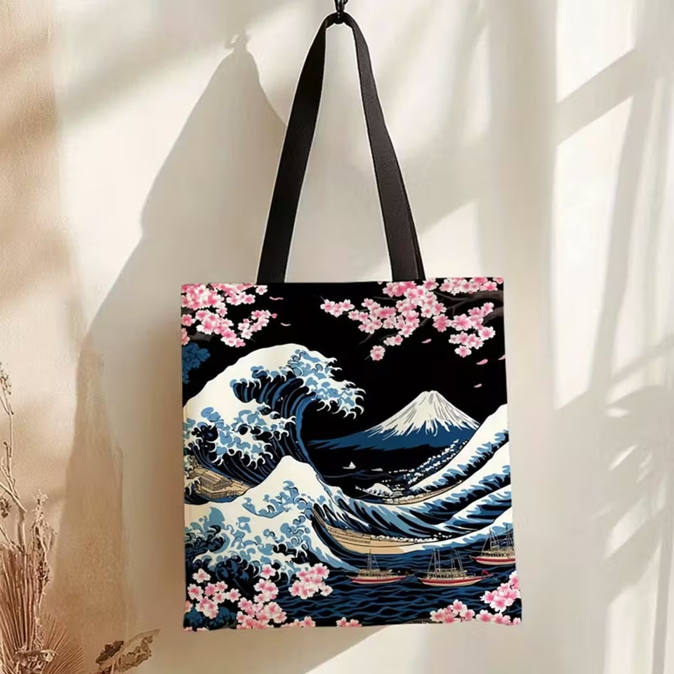 un superbe tote bag représentant la vague de kanagawa entourée de branches de sakura en fleurs. L'ensemble est poétique et élégant. Le sac est pratique et tendance.