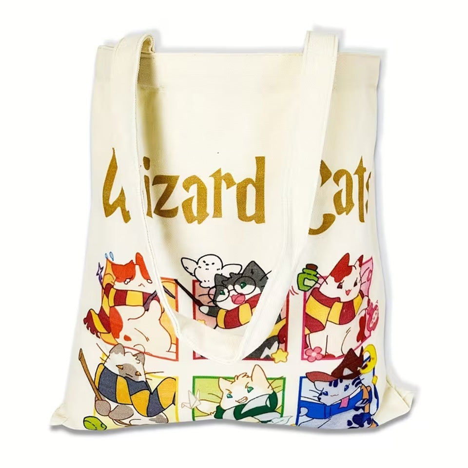 un tote bag mettant en scène des chats mignons et amusants comme s'ils étaient la version féline des personnages principaux de Harry Potter. Ils portent chacun une écharpe coloré aux couleurs des maisons de Poudlard. Ils ont aussi une baguette, un balai et un livre de sorcier. Le sac est trop mignon, pratique et a une grande capacité.