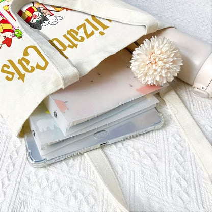 un tote bag mettant en scène des chats mignons et amusants comme s'ils étaient la version féline des personnages principaux de Harry Potter. Ils portent chacun une écharpe coloré aux couleurs des maisons de Poudlard. Ils ont aussi une baguette, un balai et un livre de sorcier. Le sac est trop mignon, pratique et a une grande capacité.