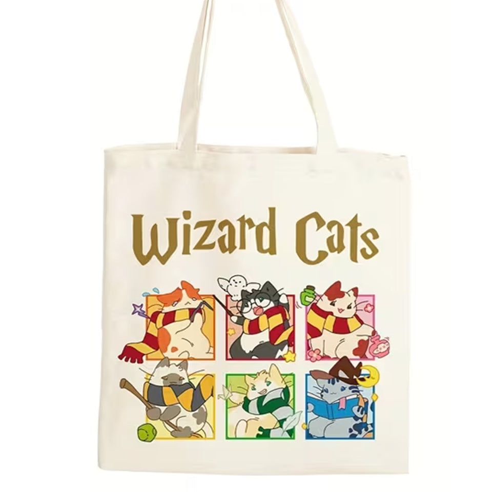 un tote bag mettant en scène des chats mignons et amusants comme s'ils étaient la version féline des personnages principaux de Harry Potter. Ils portent chacun une écharpe coloré aux couleurs des maisons de Poudlard. Ils ont aussi une baguette, un balai et un livre de sorcier. Le sac est trop mignon, pratique et a une grande capacité.