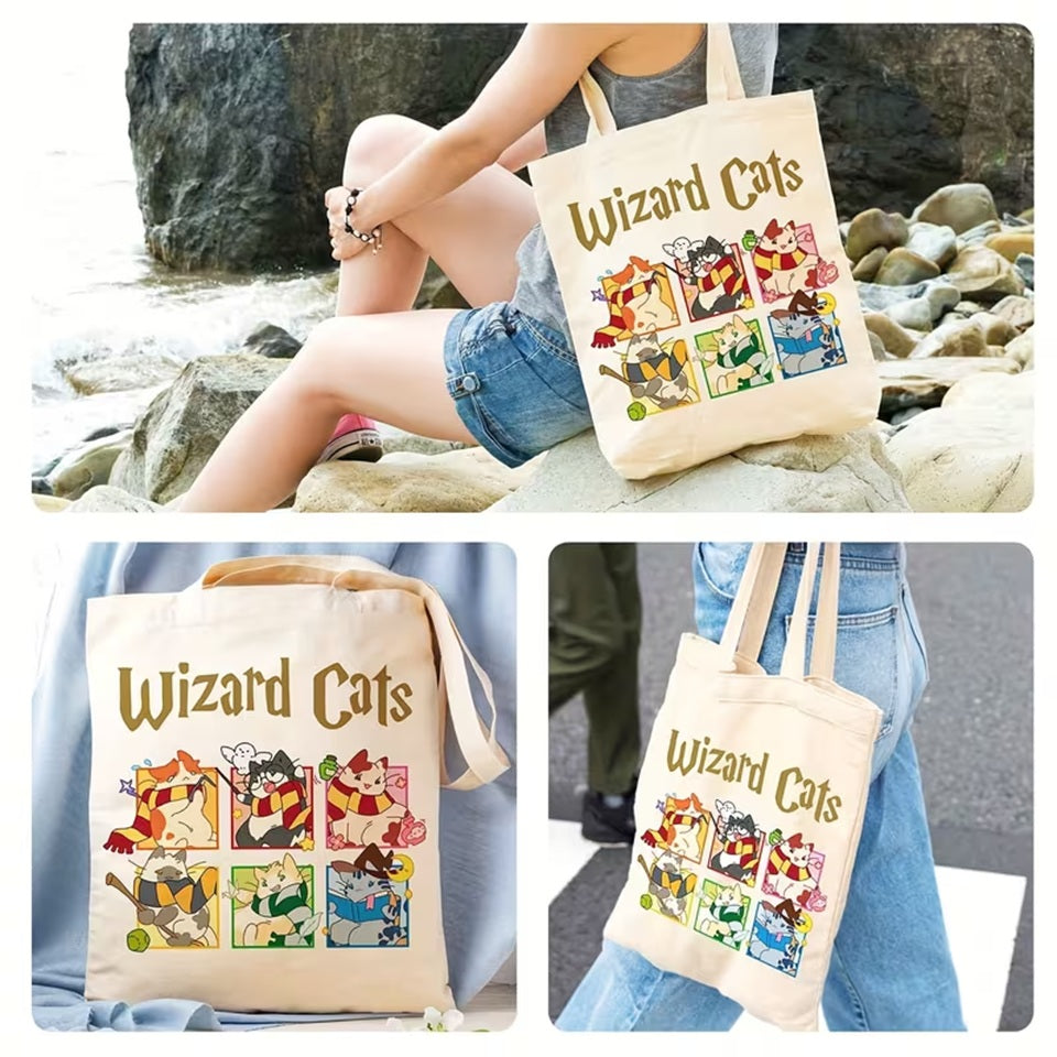 un tote bag mettant en scène des chats mignons et amusants comme s'ils étaient la version féline des personnages principaux de Harry Potter. Ils portent chacun une écharpe coloré aux couleurs des maisons de Poudlard. Ils ont aussi une baguette, un balai et un livre de sorcier. Le sac est trop mignon, pratique et a une grande capacité.