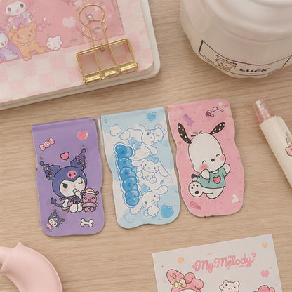un lot de 3 marque-pages au design coloré et mignon représentant les personnages de Sanrio : Kuromi, Cinnamoroll et Pochacco dans des situations et poses amusantes et kawaii. Ils ont un système aimantés qui les tiennent bien en place.