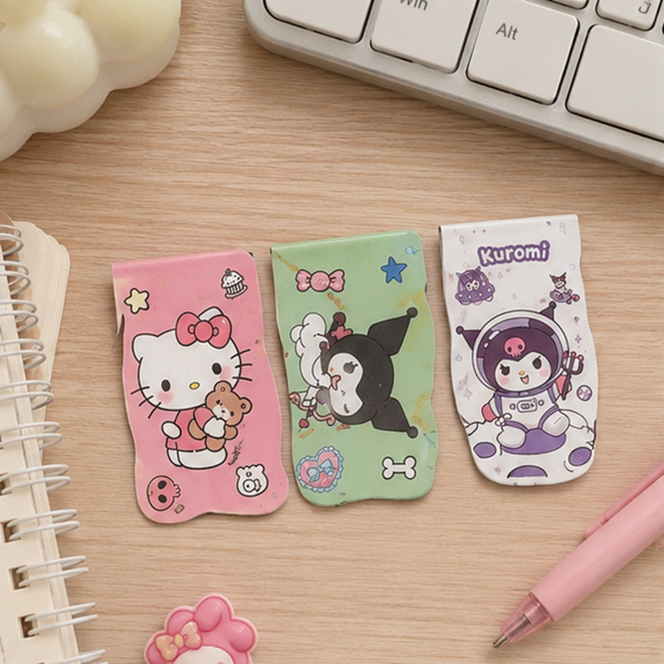 un lot de 3 marque-pages au design coloré et mignon représentant les personnages de Sanrio : Kuromi, Hello Kitty dans des situations et poses amusantes et kawaii. Ils ont un système aimantés qui les tiennent bien en place.