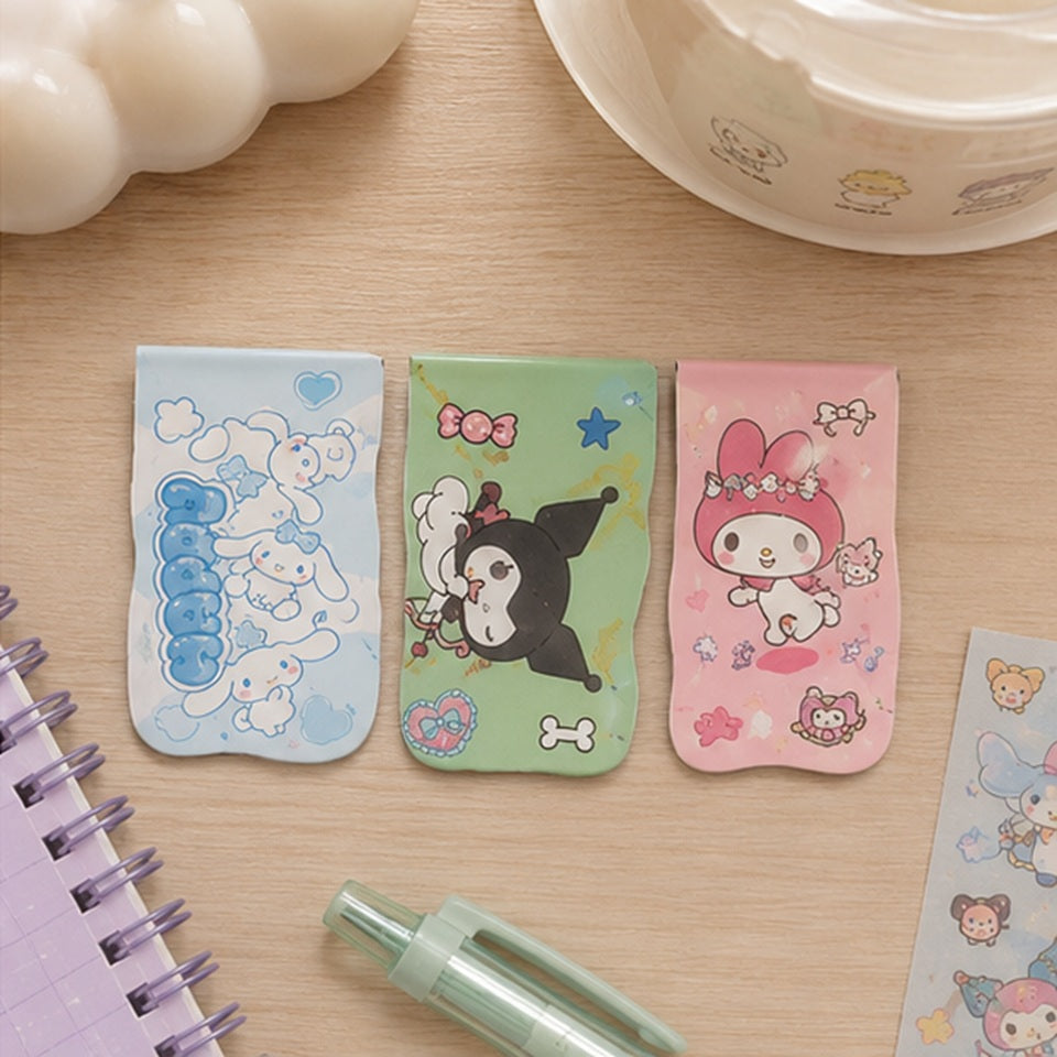 un lot de 3 marque-pages au design coloré et mignon représentant les personnages de Sanrio : Kuromi, My Melody et Cinnamoroll dans des situations et poses amusantes et kawaii. Ils ont un système aimantés qui les tiennent bien en place.