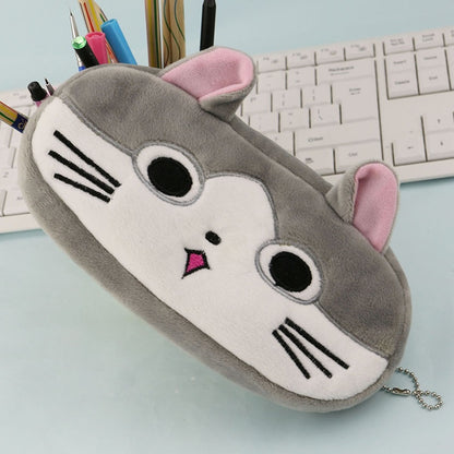 une trousse toute en peluche au design du chat Chi. On reconnait son expression typique avec ses gros yeux et son air malicieux.