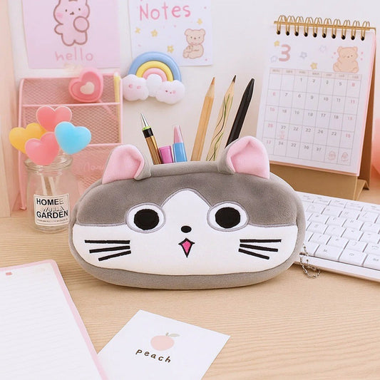 une trousse toute en peluche au design du chat Chi. On reconnait son expression typique avec ses gros yeux et son air malicieux.