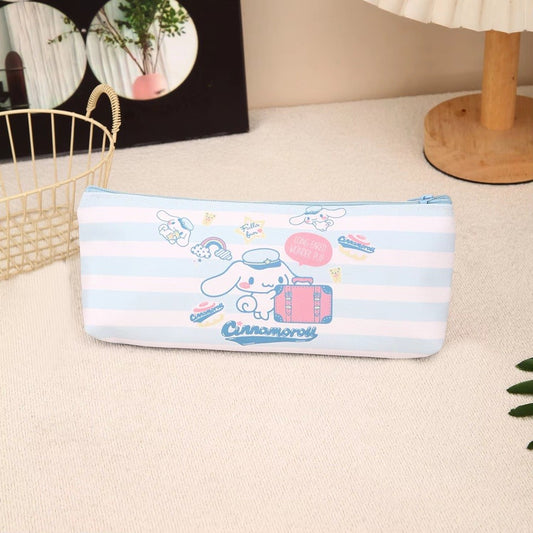 une jolie trousse rayée bleus et blanche à l'effigie de Cinnamoroll. Hyper mignonne, elle est utile pour ranger stylos, crayons et trésors.