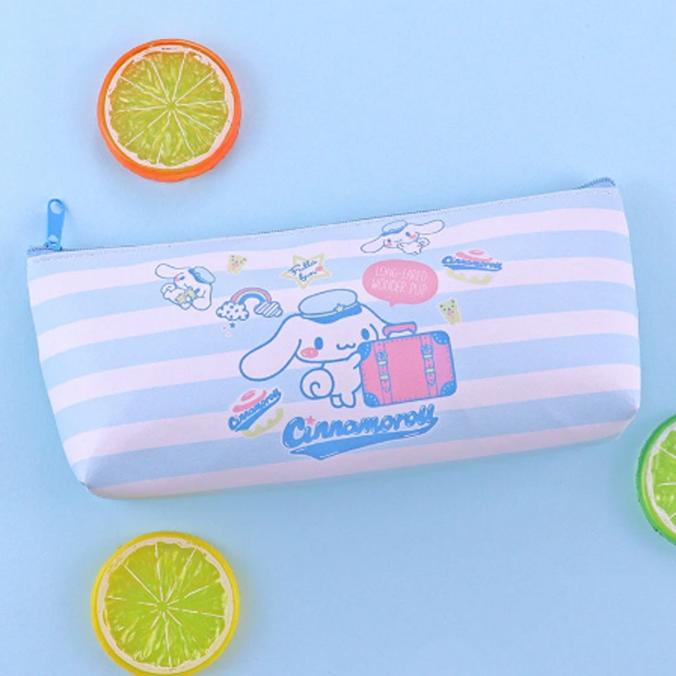 une jolie trousse rayée bleus et blanche à l'effigie de Cinnamoroll. Hyper mignonne, elle est utile pour ranger stylos, crayons et trésors.