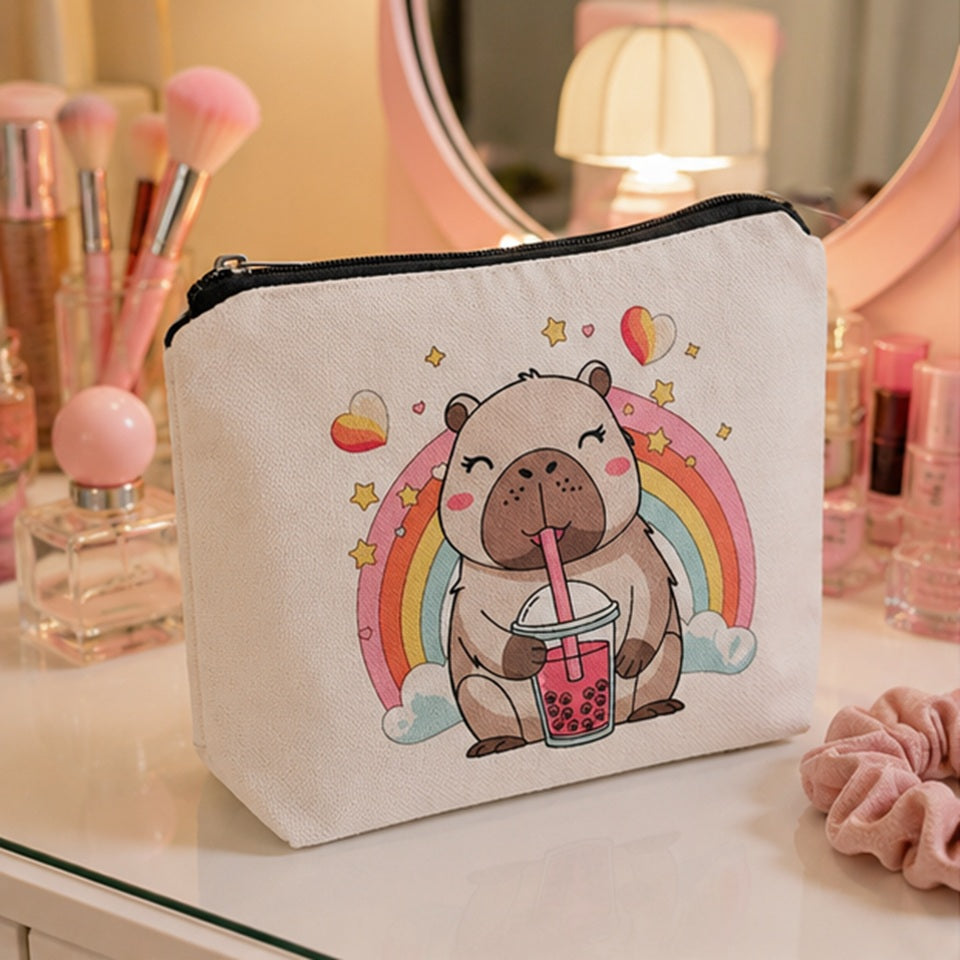 Trousse de toilette kawaii blanche avec capybara bubble tea, posée sur une coiffeuse entourée de cosmétiques 🦫