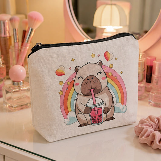 Trousse de toilette kawaii blanche avec capybara bubble tea, posée sur une coiffeuse entourée de cosmétiques 🦫