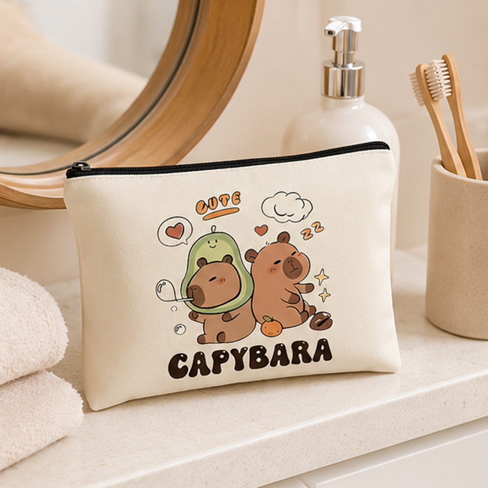 une adorable trousse de toilette illustrée de mignons capybara