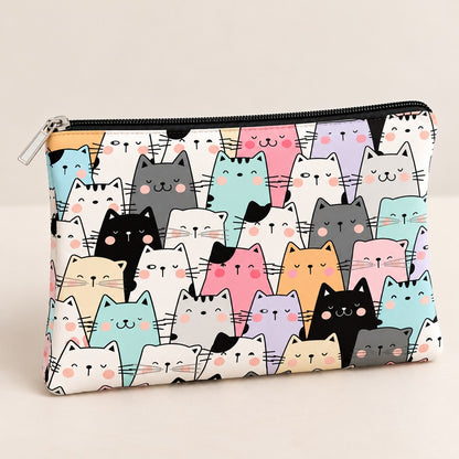 Trousse de toilette kawaii à motifs de chats multicolores pastel, avec petites bouilles adorables et joues roses. Pochette de maquillage zippée noire, posée sur un fond beige épuré, idéale pour ranger cosmétiques, produits de beauté et accessoires du quotidien.