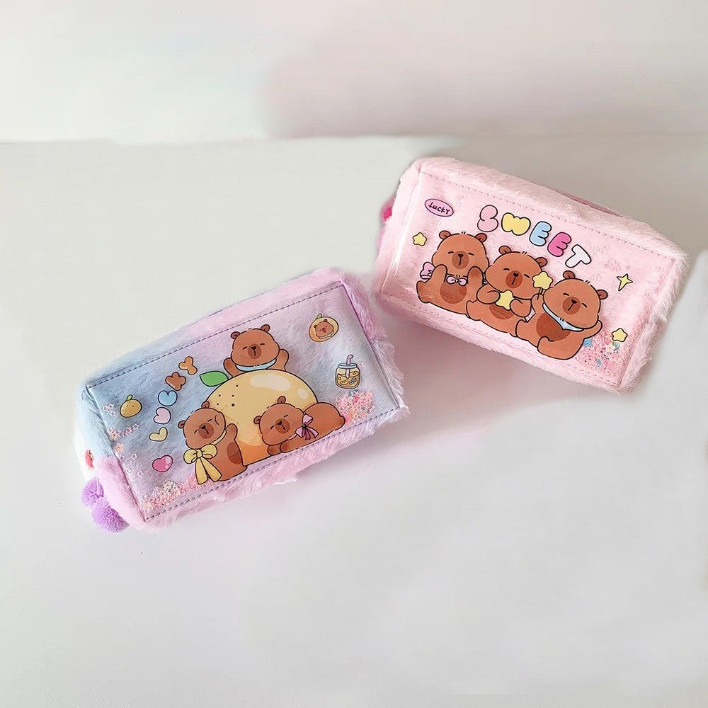 une adorable trousse capybara toute fluffy, aux couleurs pastels. Une illustration de capybara tout mignon renferme des paillettes colorées. C'est un vrai câlin rempli de douceur.