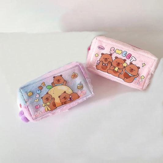 une adorable trousse capybara toute fluffy, aux couleurs pastels. Une illustration de capybara tout mignon renferme des paillettes colorées. C'est un vrai câlin rempli de douceur.