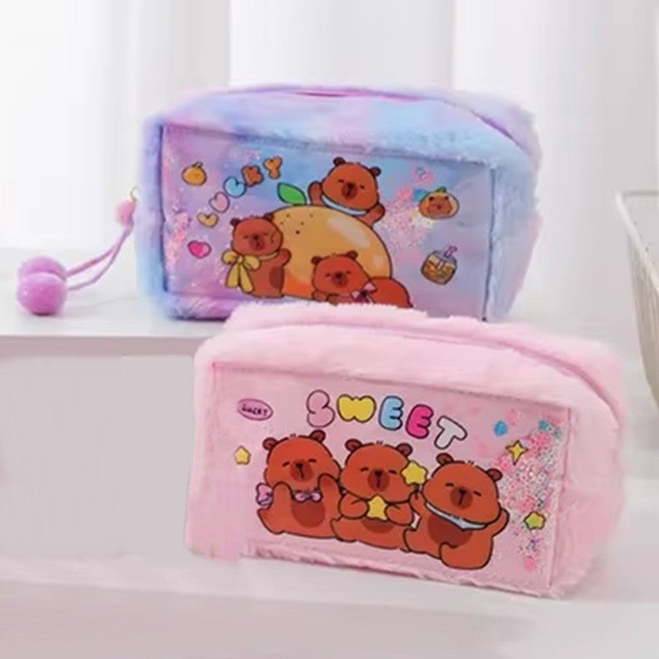 une adorable trousse capybara toute fluffy, aux couleurs pastels. Une illustration de capybara tout mignon renferme des paillettes colorées. C'est un vrai câlin rempli de douceur.