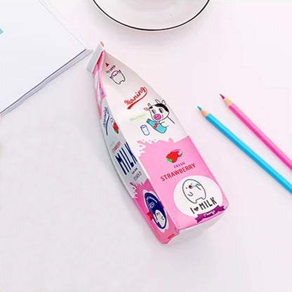 une jolie trousse milk en forme de brique de lait toute rose et illustrée de texte et de personnages mignons et kawaii. Fun et amusante, elle apporte une touche originale dans ta papeterie.
