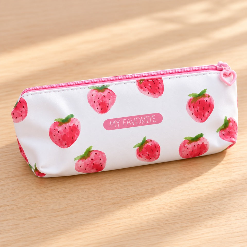 Trousse scolaire kawaii blanche à motifs de fraises roses façon aquarelle, avec fermeture éclair rose, tirette en forme de cœur et inscription « MY FAVORITE ». Posée sur un bureau en bois clair, idéale pour ranger stylos, crayons et accessoires de papeterie.