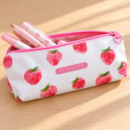 Trousse scolaire kawaii blanche à motifs de fraises roses façon aquarelle, entrouverte avec plusieurs stylos pastel qui dépassent. Fermeture éclair rose avec tirette en forme de cœur et inscription « MY FAVORITE ». Posée sur un bureau en bois clair, idéale pour ranger stylos, crayons et accessoires de papeterie.