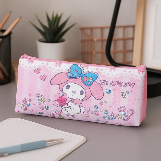 une jolie trousse rose et blanche au design de My Melody, le lapin de Sanrio. Entouré de bijoux colorés, elle est adorable