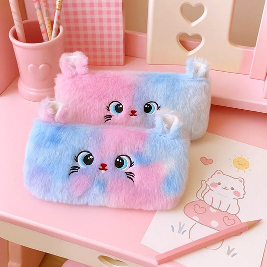 une trousse de bureau toute en peluche multicolore pastel au design de chat. Elle a des petites oreilles fluffy et des yeux, un nez et une moustache brodés