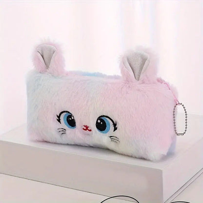une trousse de bureau toute en peluche multicolore pastel au design de chat. Elle a des petites oreilles fluffy et des yeux, un nez et une moustache brodés
