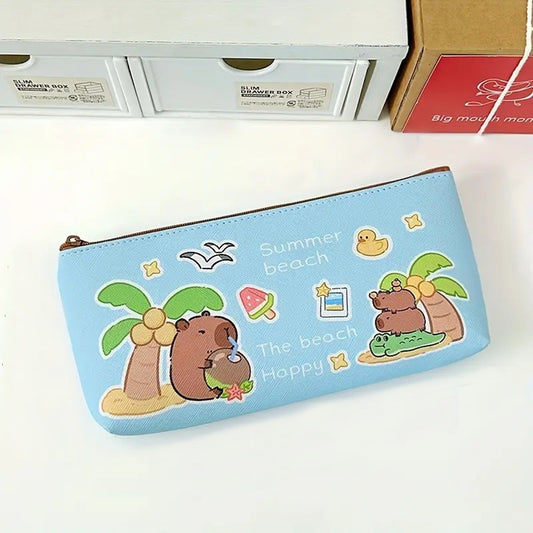 une trousse en polyester au design d'adorables capybaras qui se prélassent au soleil sur la plage et sous les cocotiers. Ambiance estival et mignnonerie garantie !