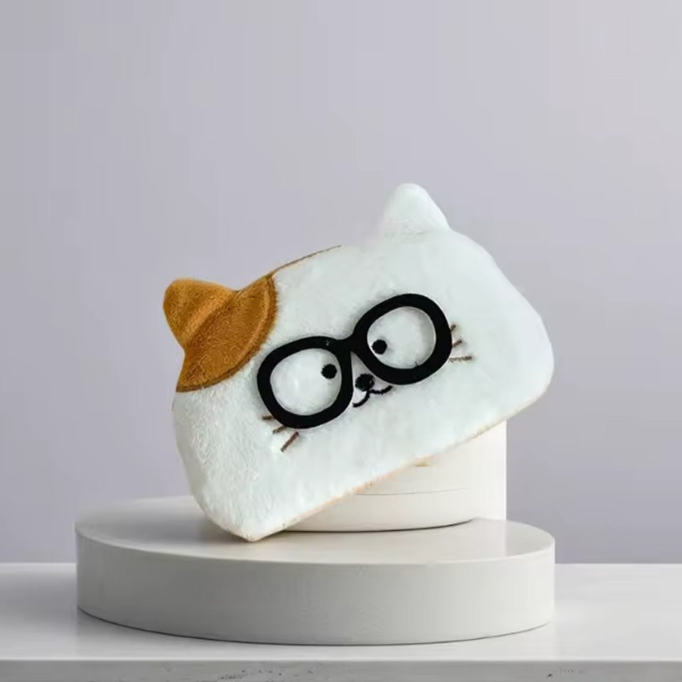 une adorable trousse toute douce en forme de chat blanc et roux. Ses petite oreilles dépassent de la trousse et ajoutent encore plus de mignonnerie. Le chat porte des lunettes noires !