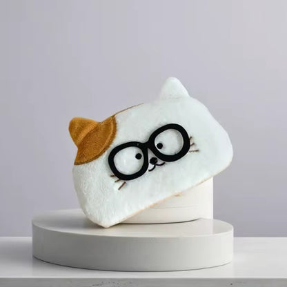 une adorable trousse toute douce en forme de chat blanc et roux. Ses petite oreilles dépassent de la trousse et ajoutent encore plus de mignonnerie. Le chat porte des lunettes noires !