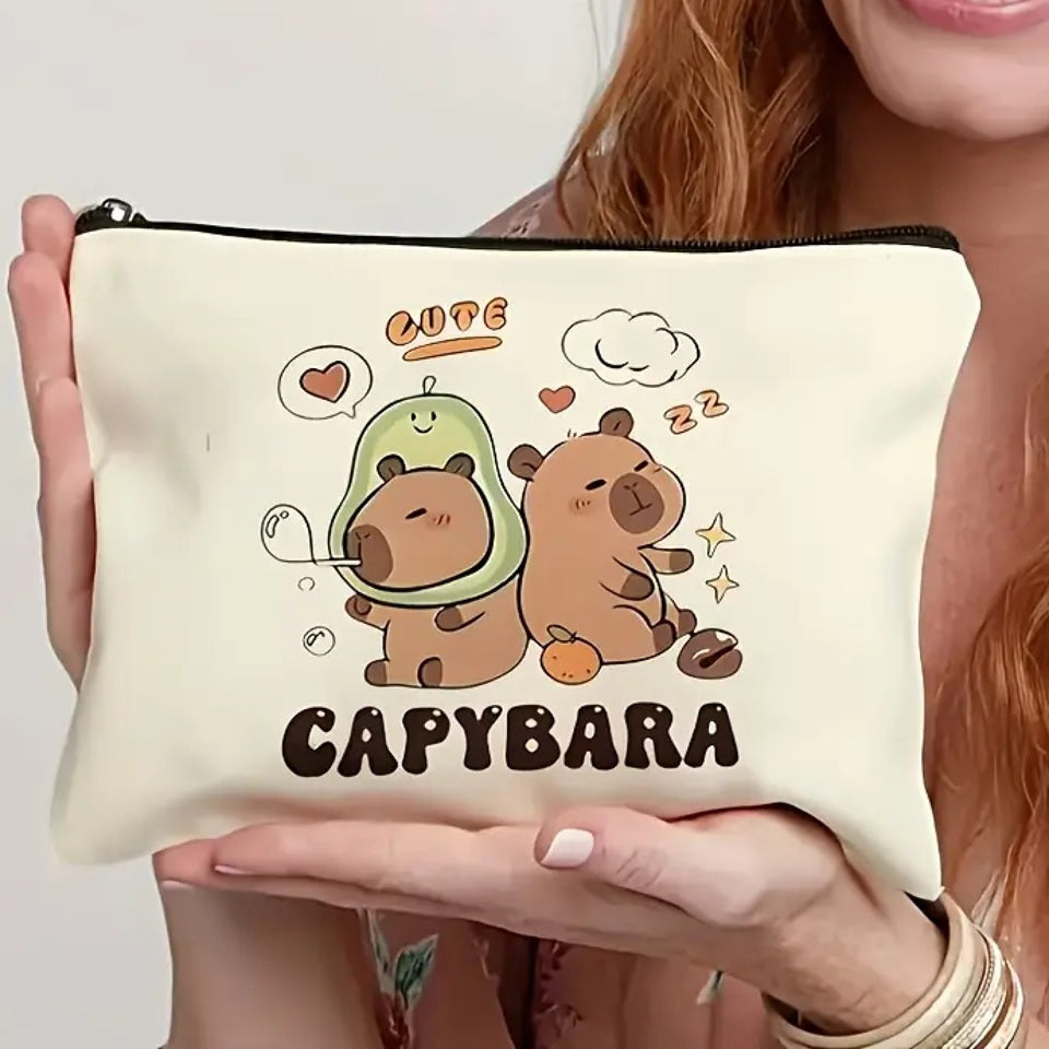 une adorable trousse de toilette illustrée de mignons capybara