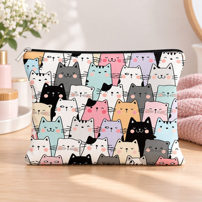 Trousse de toilette kawaii à motifs de chats multicolores aux couleurs pastel, avec adorables petites bouilles et joues roses. Pochette zippée présentée sur une coiffeuse en bois clair, idéale pour ranger maquillage, produits de beauté et accessoires du quotidien.