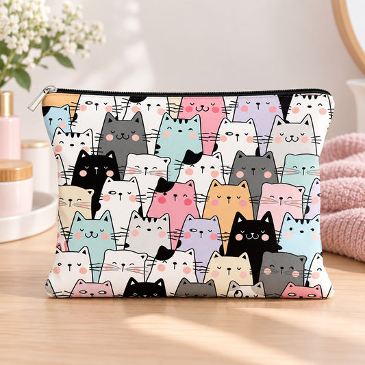 Trousse de toilette kawaii à motifs de chats multicolores aux couleurs pastel, avec adorables petites bouilles et joues roses. Pochette zippée présentée sur une coiffeuse en bois clair, idéale pour ranger maquillage, produits de beauté et accessoires du quotidien.