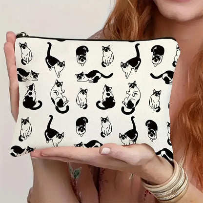Craquez pour notre trousse de toilette pleine de tendresse et d’humour, ornée de charmants chats noirs et blancs dans des positions aussi amusantes qu’adorables. 🐱💖 Spacieuse et pratique, elle accueille facilement tous vos essentiels, que ce soit pour vos produits de beauté, vos accessoires ou vos indispensables du quotidien.

Fabriquée dans une matière résistante et facile à nettoyer, elle vous accompagnera partout : voyages, week-ends, salle de sport ou simplement à la maison. Sa fermeture éclair solide