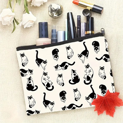 Craquez pour notre trousse de toilette pleine de tendresse et d’humour, ornée de charmants chats noirs et blancs dans des positions aussi amusantes qu’adorables. 🐱💖 Spacieuse et pratique, elle accueille facilement tous vos essentiels, que ce soit pour vos produits de beauté, vos accessoires ou vos indispensables du quotidien.

Fabriquée dans une matière résistante et facile à nettoyer, elle vous accompagnera partout : voyages, week-ends, salle de sport ou simplement à la maison. Sa fermeture éclair solide