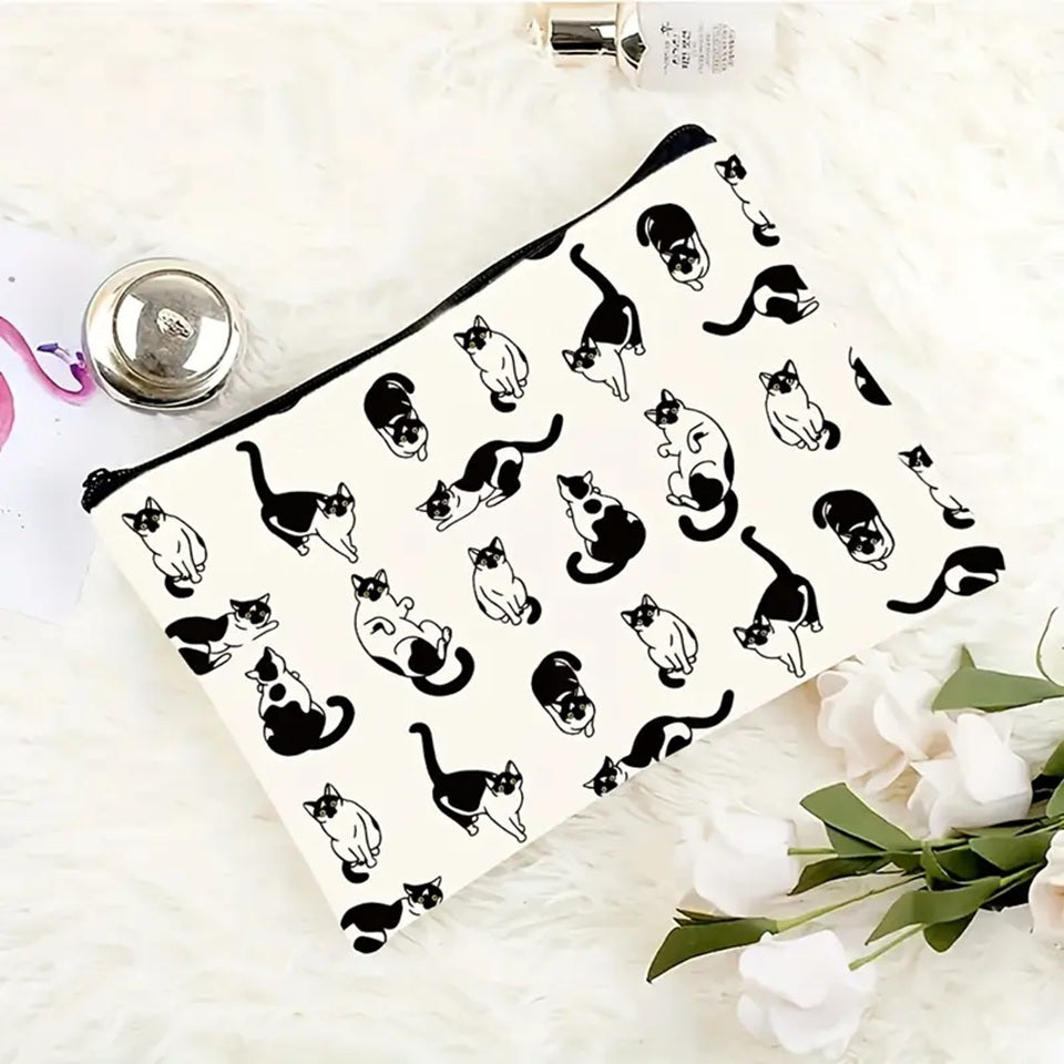 une trousse de toilette au motif de chats blancs et noirs dans des positions différentes amusantes et mignonnes.